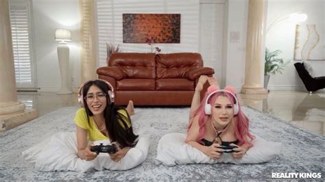 freeuse fuck with hot gamer roommate|Freeuse Fuck with Hot Gamer Roommate Video With Mandy。